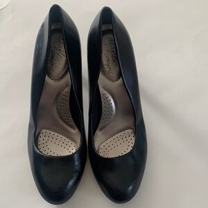 dexflex comfort Black Rounded-Toe Women’s Heels